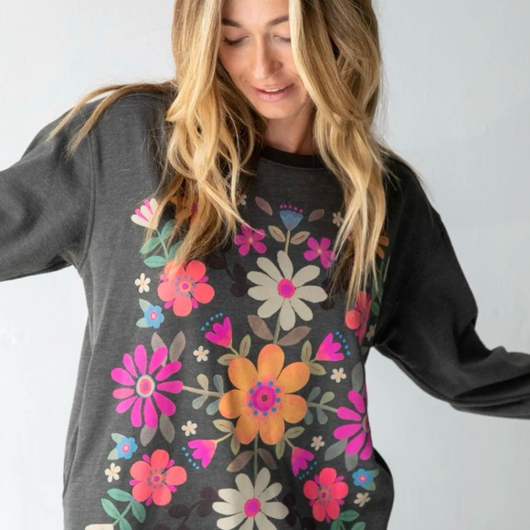 NATURAL LIFE Tops - Amazing 🤩 Folk Flower Pocket Sweatshirt XXL